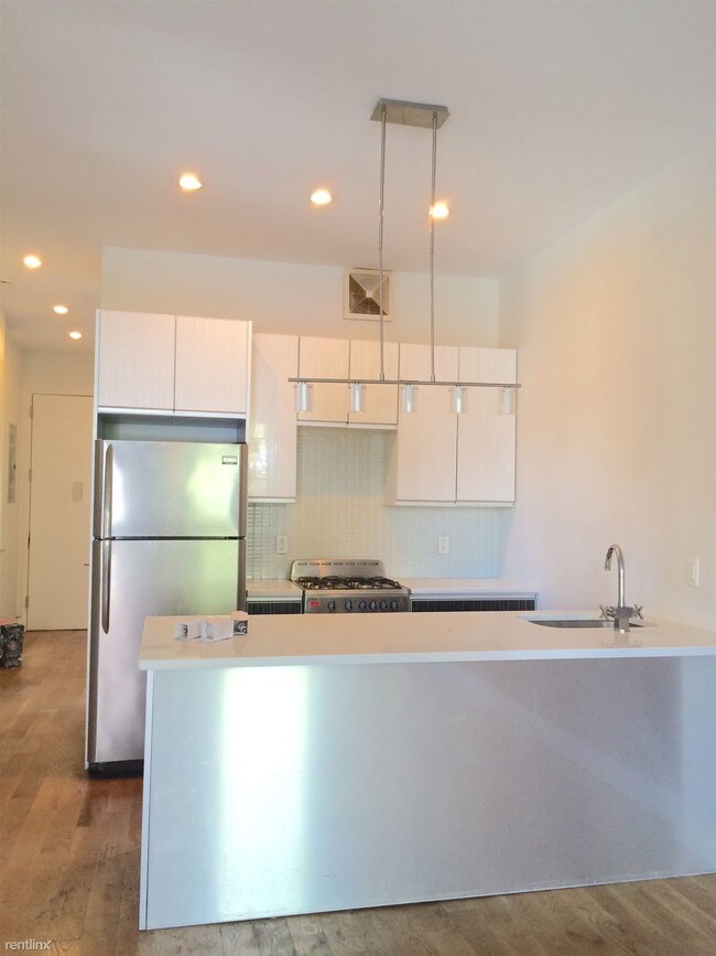 Building Photo - 544 Throop Ave