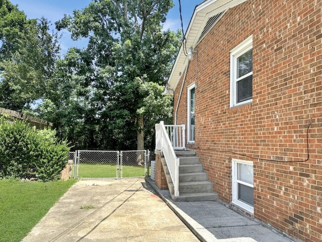 Building Photo - 120 Eastway Ln