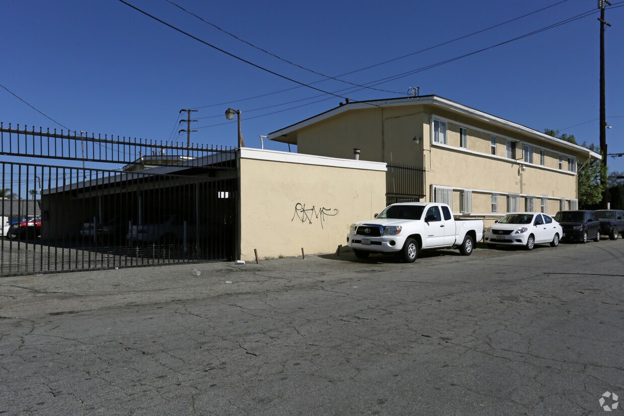 Building Photo - 1601 N Bulls