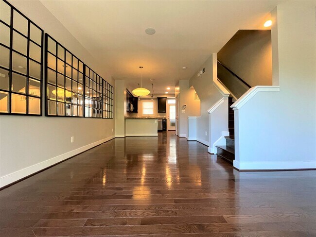 Piso dos, sala, comedor, cocina vista con pisos de madera. - 624 Regent Pl NE