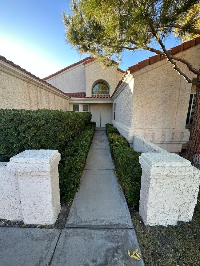Building Photo - Green Valley home with front and back grass