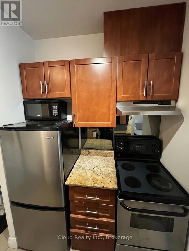 Building Photo - 2737 Keele St