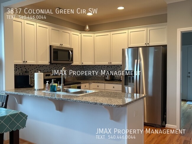 Building Photo - Luxury Living at Roanokes Colonial Green!