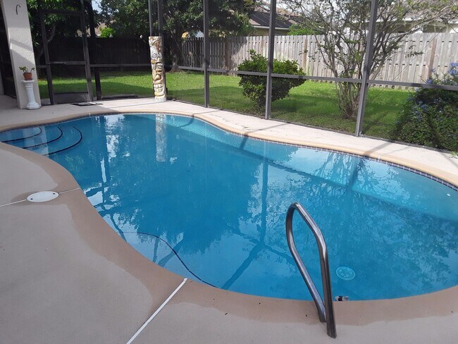Foto del edificio - Newly carpeted  3 bedroom and 2 bath home ...