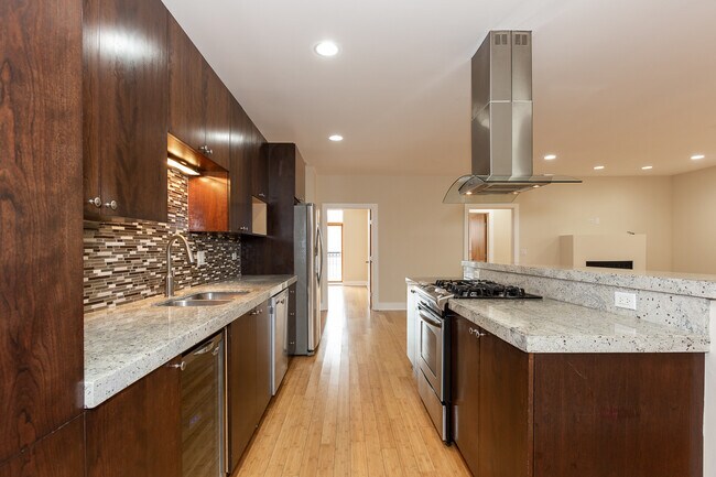 Foto del edificio - 5766 N Lincoln Ave