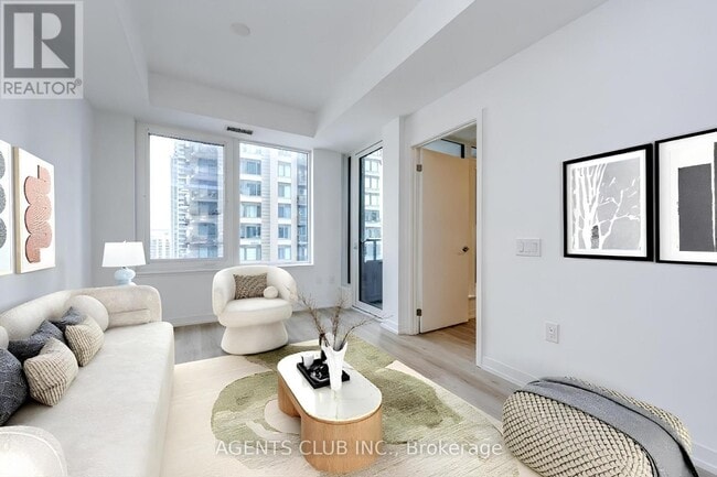 Photo du bâtiment - 395 Square One Dr