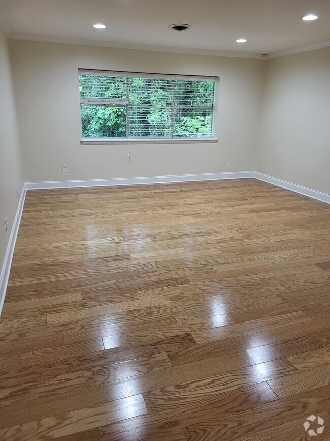 Elmwood Of Irving Park Apartments for Rent with a Balcony Greensboro