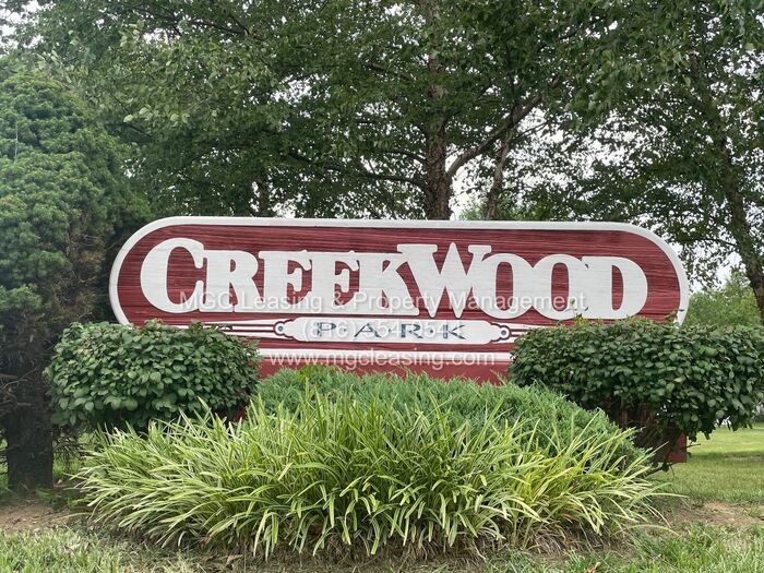 Foto principal - Creekwood Park Townhomes - At Last, This I...