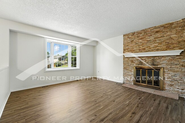 Building Photo - Spacious Home with Washer/Dryer and Centra...