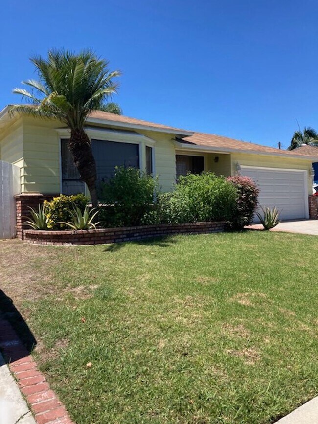 Building Photo - TWO BEDROOM HOME IN LAKEWOOD WITH AIR COND...