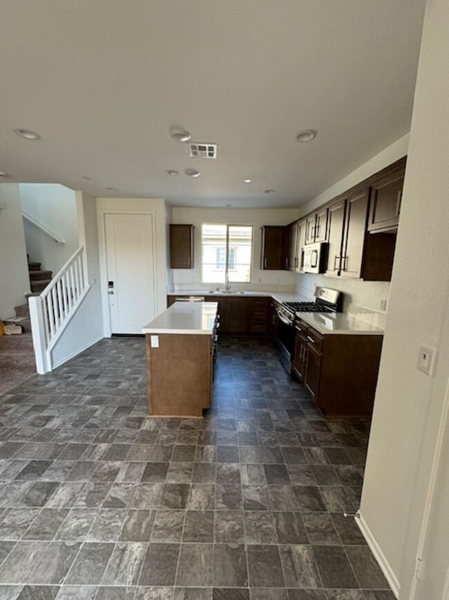 Building Photo - Beautiful Home