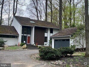 Building Photo - 208 Pheasant Run Dr