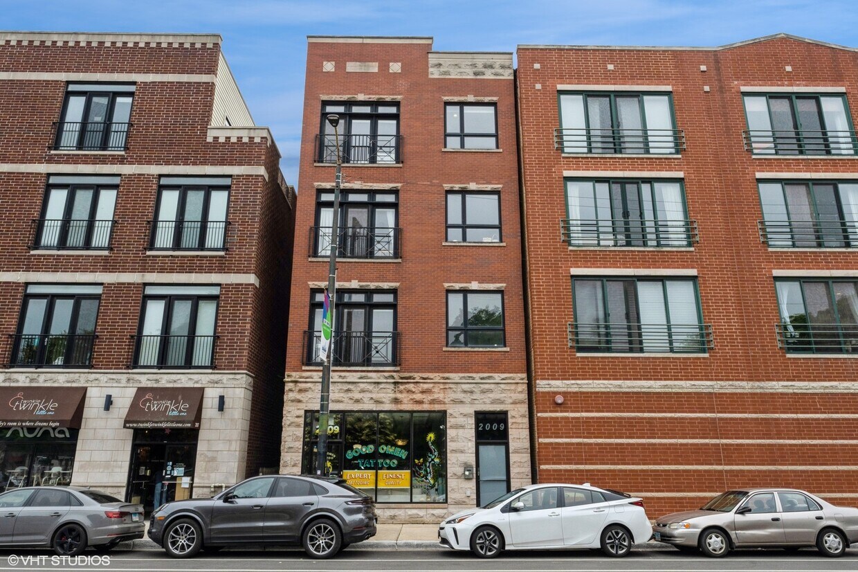 Primary Photo - 2009 W Belmont Ave