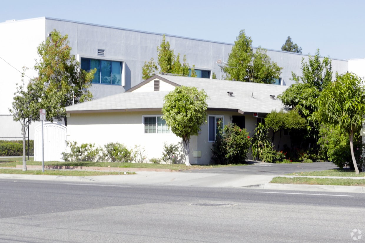 Building Photo - 529 W Warner Ave