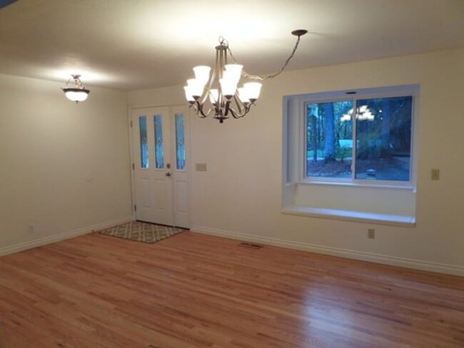 Foto del edificio - GREAT NEW PRICE! Gorgeous 6-Bedroom Home on 5 Acres with Tons of Privacy in Issaquah!!