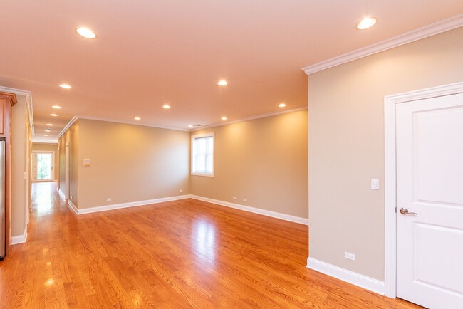 Building Photo - 6155 N Ravenswood Ave