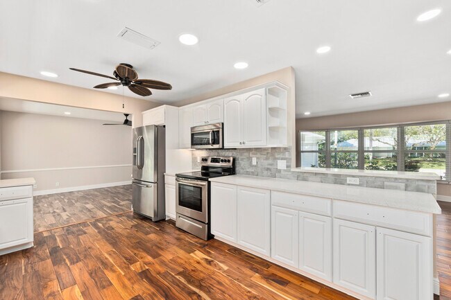 Building Photo - 7 Riverview Dr
