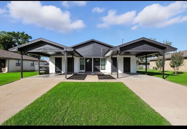 Foto del edificio - ? Fully Remodeled 2 Bed / 1 Bath Duplex – $200 off First Month Move-In Ready ?