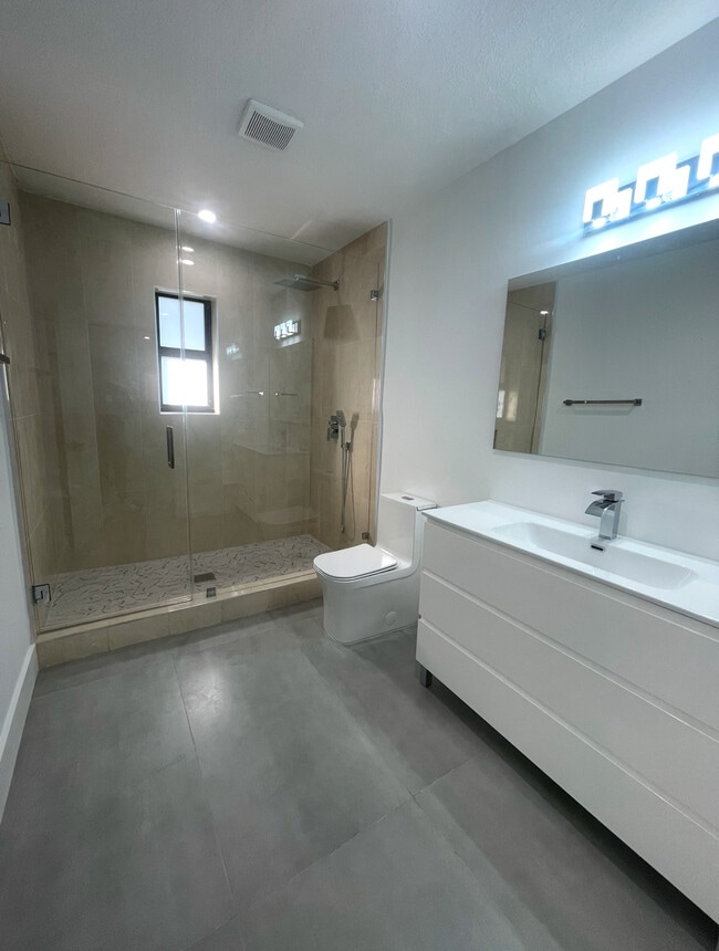 Foto del edificio - 348 South Dr