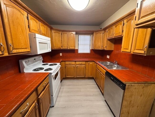 Building Photo - 4 bed 2.5 bath 2 story duplex! New paint and flooring ready for move in!