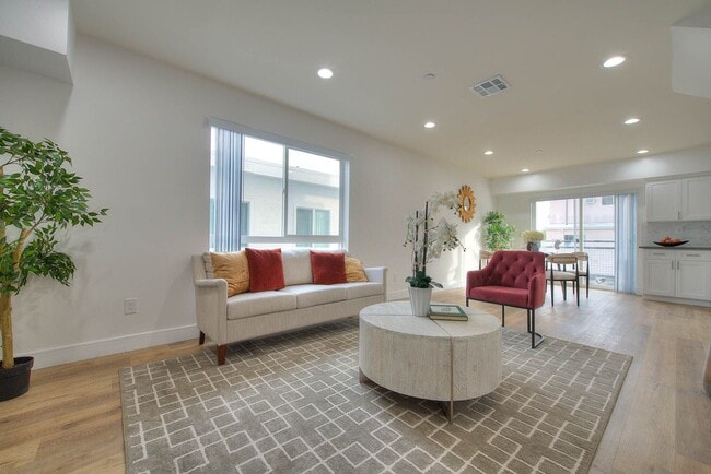 Foto del edificio - Luxury 2 & 4 Bed Townhomes in NoHo!