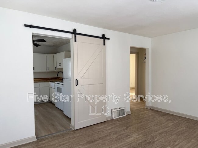 Foto del edificio - 3036 Louise Ln