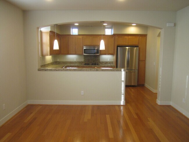 Foto del edificio - SPACIOUS 3 BEDROOM, 3.5 BATHROOM TOWNHOUSE...