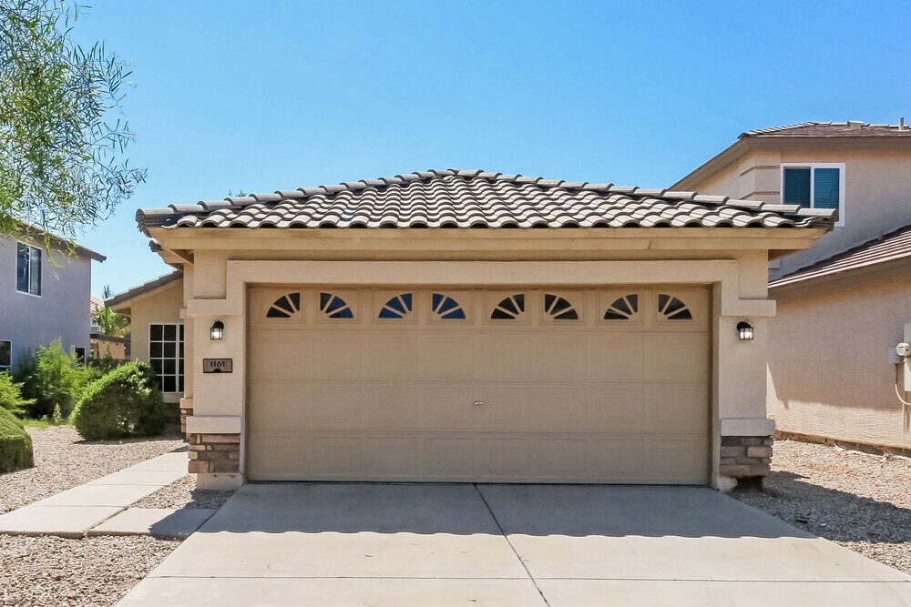 Primary Photo - 1161 E Lakeview Dr