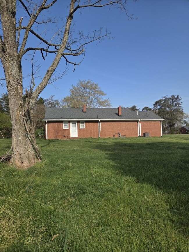 Building Photo - 1913 Ellisboro Rd