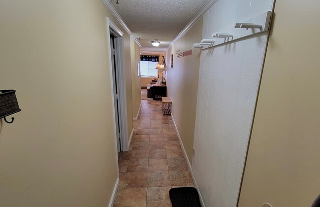 Building Photo - 10 Snowshoe Dr