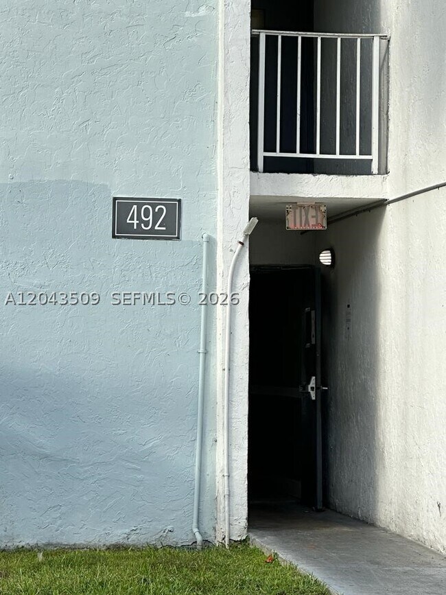 Foto del edificio - 492 NW 165th St