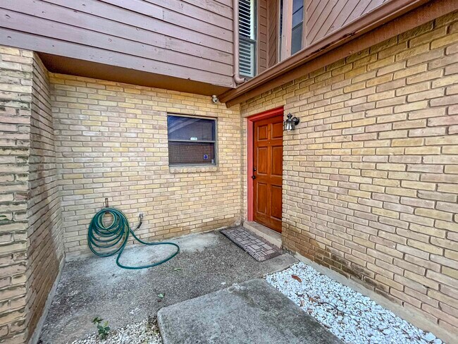 Foto del edificio - 102 Weatherwood Rd