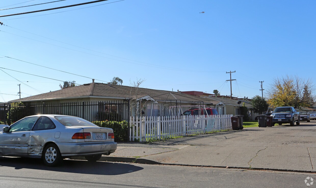 Foto del edificio - 27331-27369 Manon Ave