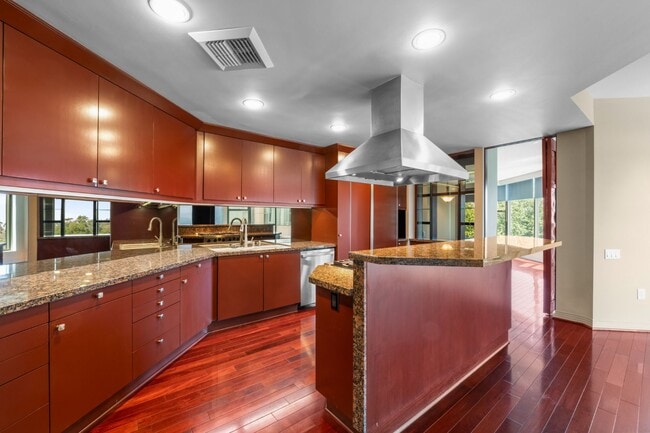 Building Photo - Gorgeous Park Laurel condominium