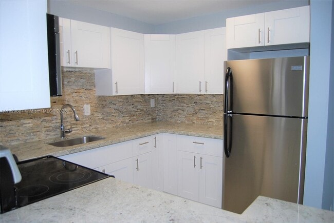 Building Photo - 5221 Geneva Ct