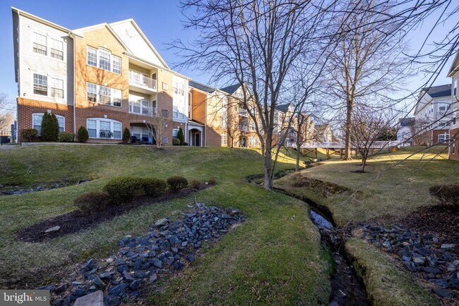 Building Photo - 712 Kings Path