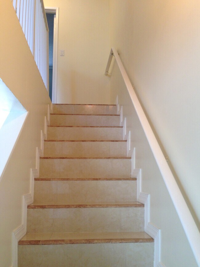 escaleras - 2537 NE 15th St