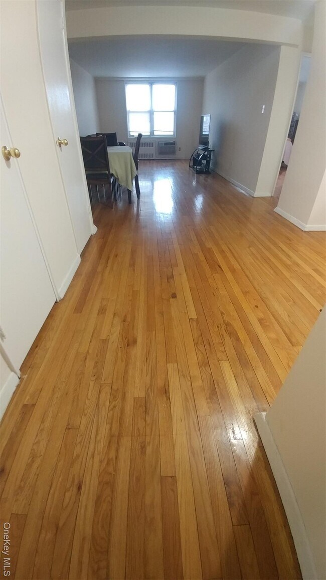 Foto del edificio - 66-15 Thornton Pl