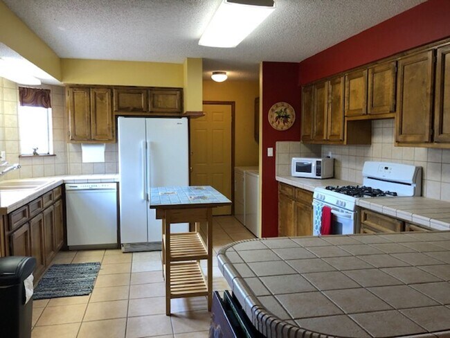 Building Photo - Three Bedroom Townhome in Gated Community