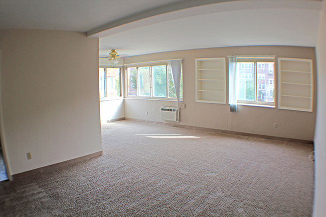 Sala de estar de la casa de las tierras altas - AIY Lakewood Area Apartments