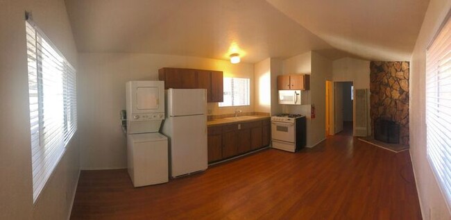 Building Photo - Pet Friendly! 1-Bedroom, 1-Bathroom Single...