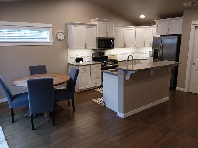 Foto del edificio - Furnished 3 Bedroom House