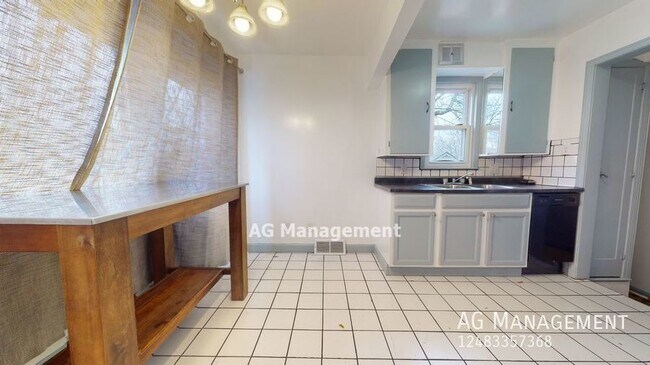 Building Photo - 728 S Rembrandt Ave - 3Bed/1.5Bath Royal O...