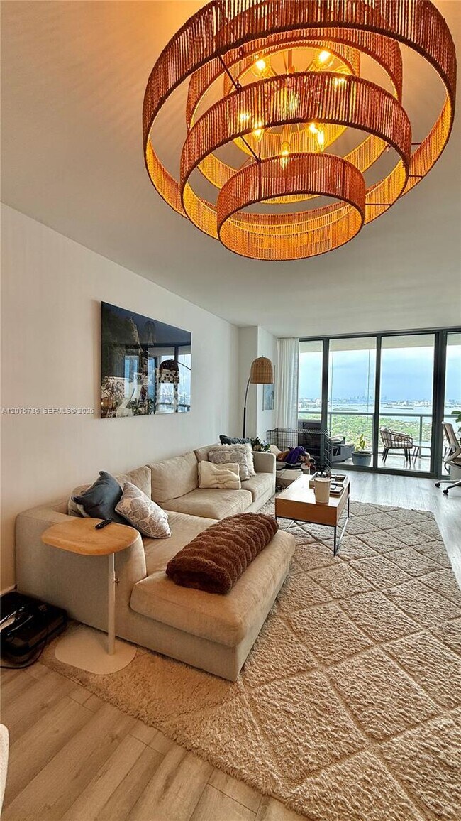 Foto del edificio - 601 NE 36th St