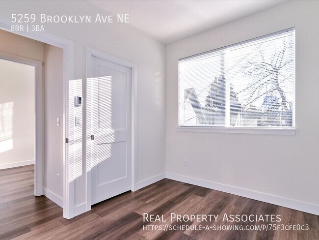 Building Photo - U-District Townhome