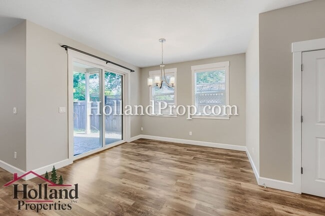Building Photo - Beautiful 3-Bedroom Home with Fireplace, Modern Kitchen & Private Backyard in Hillsboro
