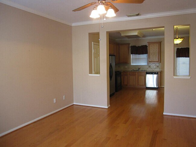 Building Photo - 319 Plaza Del Sol Park