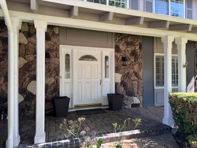 Foto del edificio - Gorgeous 2 story 5 bedroom home w/pool in ...