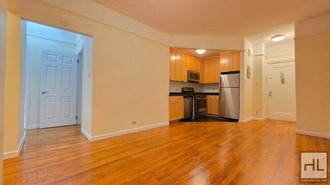 Building Photo - Spacious 3-Bed, 2-Bath with Classic Prewar Charm in Greenwich Village