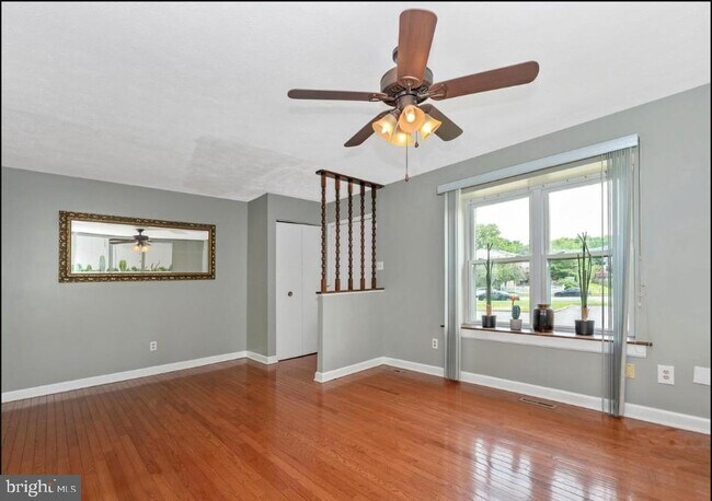 Foto del edificio - 381 W Thornhill Pl